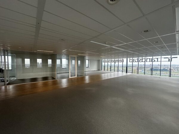 Licht en modern kantoorpand aan de Laan van Zuid Hoorn met glazen wanden en uitzicht over de stad.